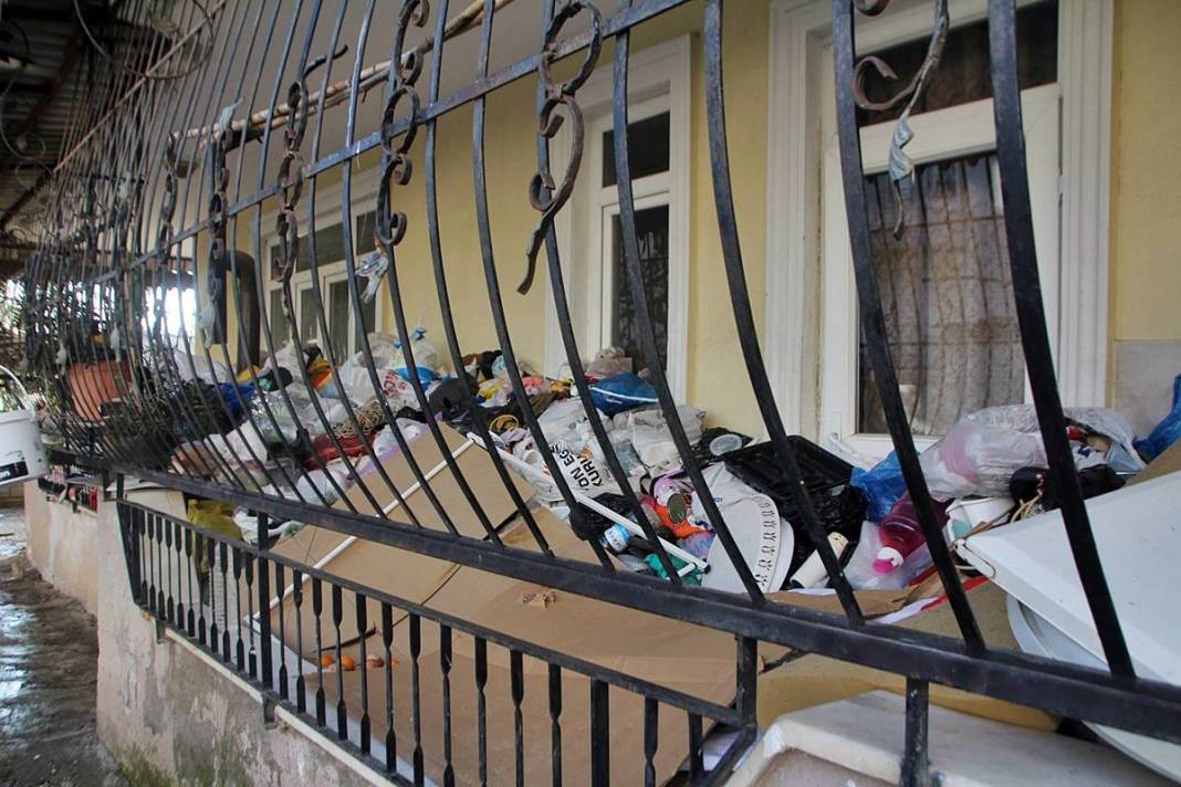 Bütün apartman 10 yıldır çöp kokusuyla yaşıyordu: İki kamyonla anca taşındı! Mide bulandıran görüntüler 11